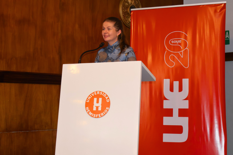 Plenaria informativa Cristina Rockenbach Universidad Hemisferios La Universidad Hemisferios Inicia Su camino a La Acreditación 2026 Con Jornadas Informativas Dirigidas a Toda Su Comunidad