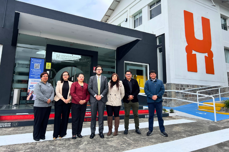 Equipo modernización archivo institucional Universidad Hemisferios La Universidad Hemisferios Moderniza Su Archivo Institucional Como Parte De Su Transformación Digital