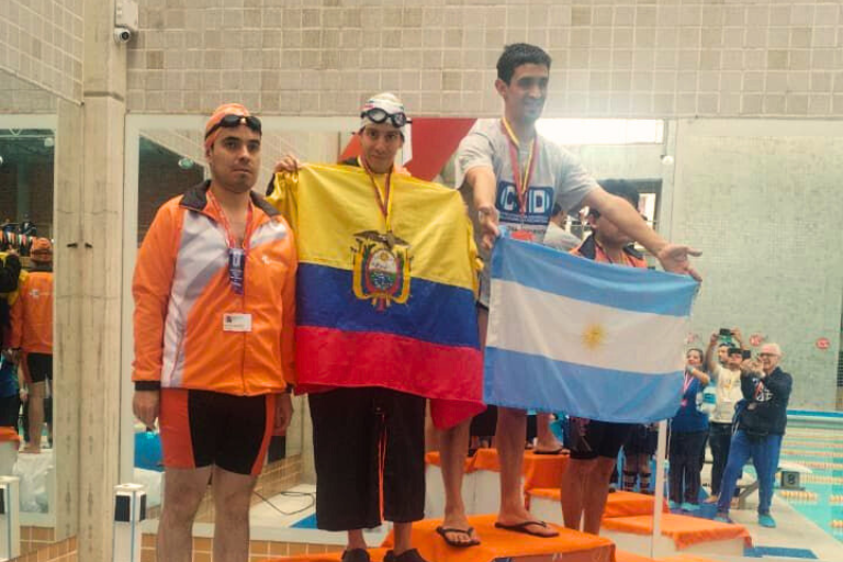 IMÁGENES NOTAS BLOG 1 Universidad Hemisferios Juan Francisco Terán Alumni Uhe Conquista Tres Medallas En Natación En Las Olimpiadas Especiales Fides Compensar 2025