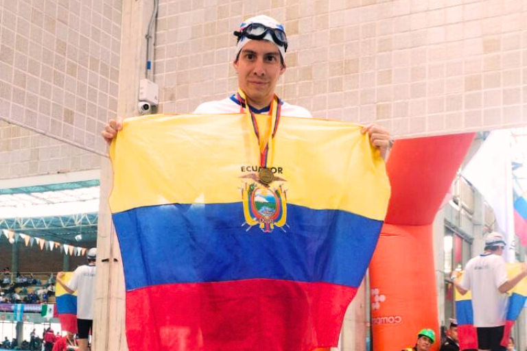 IMÁGENES NOTAS BLOG 2 Universidad Hemisferios Juan Francisco Terán Alumni Uhe Conquista Tres Medallas En Natación En Las Olimpiadas Especiales Fides Compensar 2025