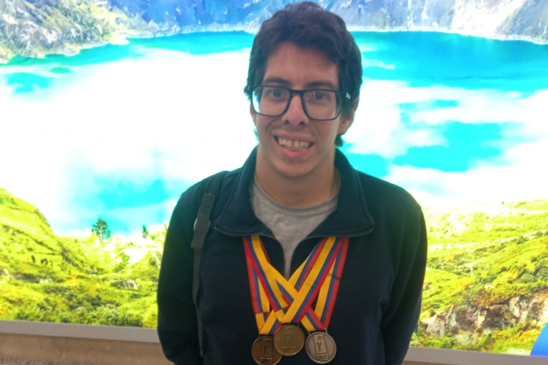 IMÁGENES NOTAS BLOG Universidad Hemisferios Juan Francisco Terán Alumni Uhe Conquista Tres Medallas En Natación En Las Olimpiadas Especiales Fides Compensar 2025