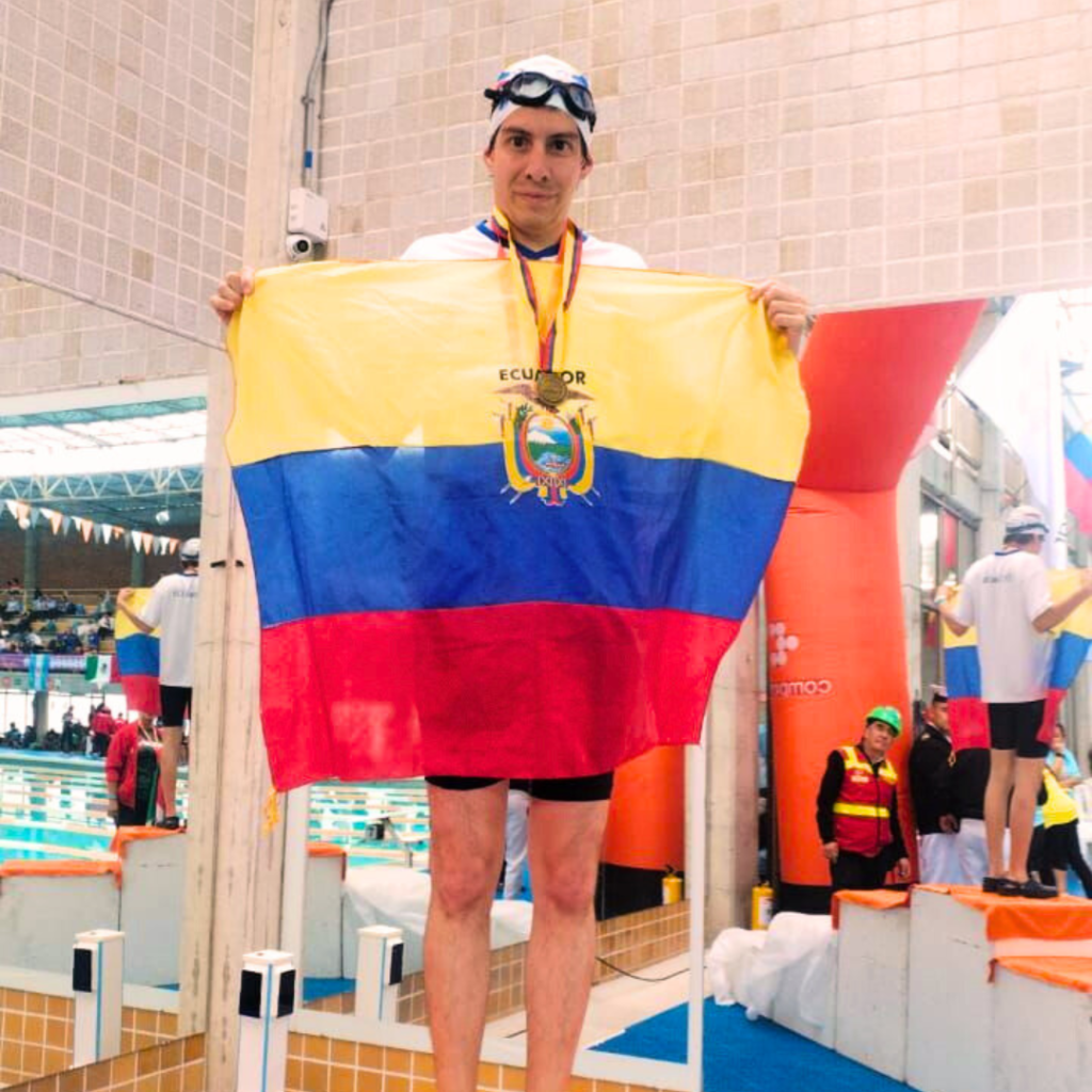 Juan Francisco Terán, alumni UHE, conquista tres medallas en Natación en las Olimpiadas Especiales FIDES Compensar 2025