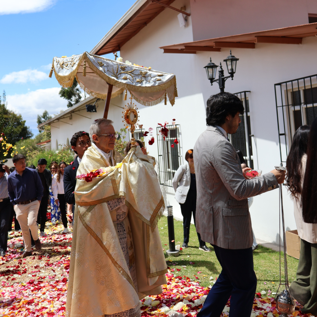 La Universidad Hemisferios celebra el Corpus Christi con una jornada de fe y unidad