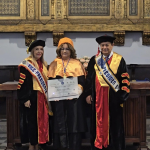 Maritza Cárdenas Alumni Uhe Recibe Doctorado Honoris Causa Por Su Labor En Derechos Humanos Maritza Cárdenas Alumni Uhe Recibe Doctorado Honoris Causa Por Su Labor En Derechos Humanos   Universidad Hemisferios Portadas Blog 3   Universidad Hemisferios
