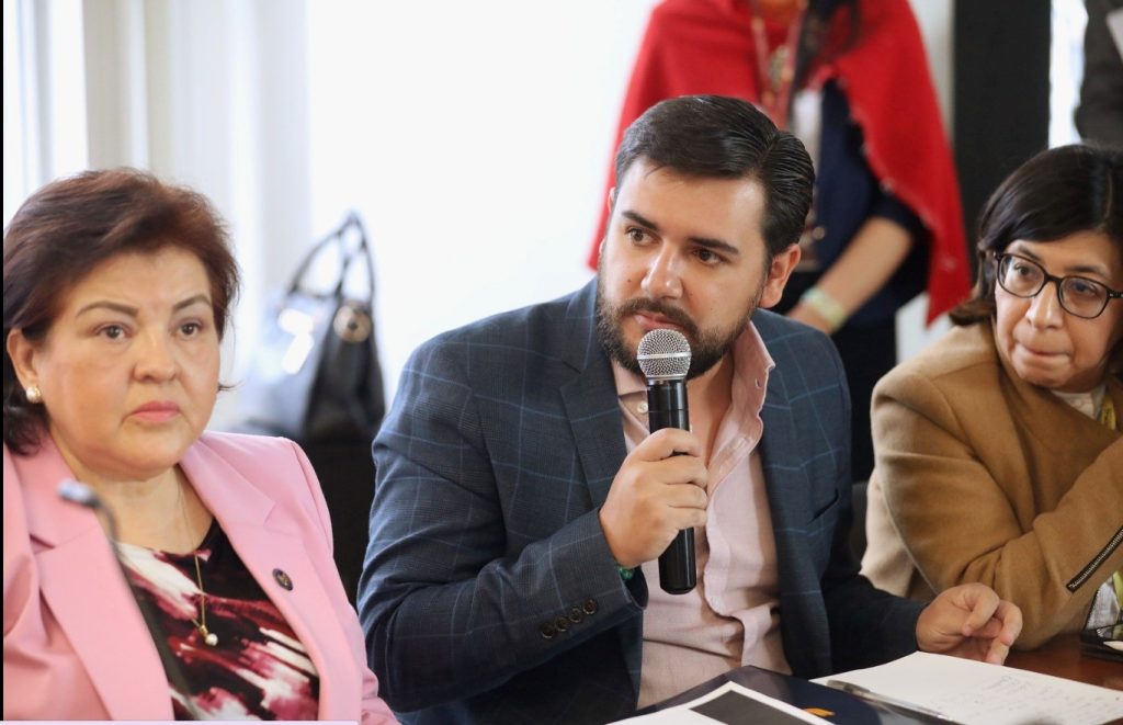Santiago Andrés León Dávalos Universidad Hemisferios Santiago Andrés León Dávalos