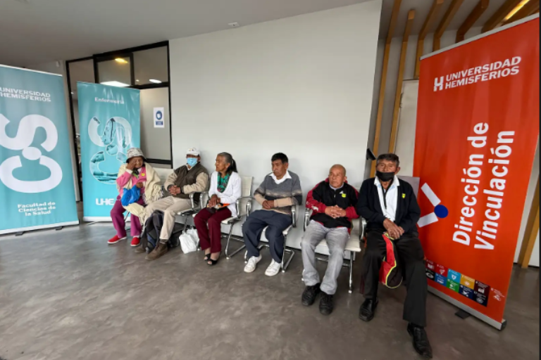 atención odontológica adultos mayores 2 Universidad Hemisferios Universidad Hemisferios Brinda Atención Odontológica Integral a Adultos Mayores En Situación De Vulnerabilidad