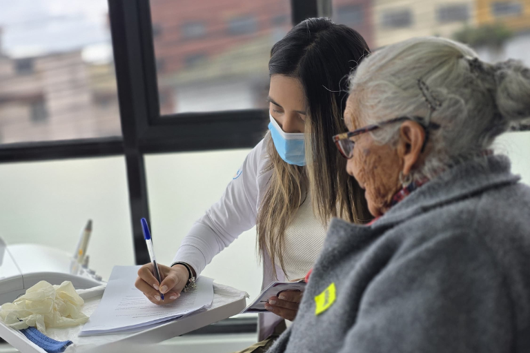 atención odontológica adultos mayores 4 Universidad Hemisferios Universidad Hemisferios Brinda Atención Odontológica Integral a Adultos Mayores En Situación De Vulnerabilidad