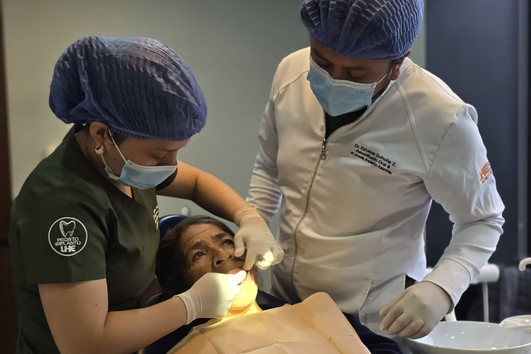 atención odontológica adultos mayores 5 Universidad Hemisferios Universidad Hemisferios Brinda Atención Odontológica Integral a Adultos Mayores En Situación De Vulnerabilidad