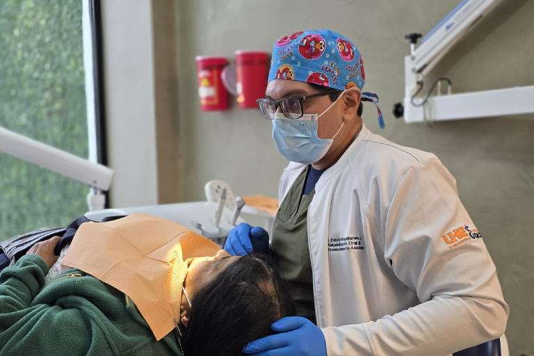 atención odontológica adultos mayores 6 Universidad Hemisferios Universidad Hemisferios Brinda Atención Odontológica Integral a Adultos Mayores En Situación De Vulnerabilidad