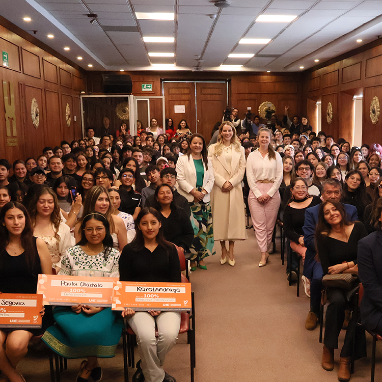 UHE y Lavinia Valbonesi entregó becas a sobrevivientes de violencia