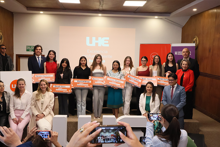 Entrega becas Ana Universidad Hemisferios Uhe Y Lavinia Valbonesi Entregó Becas a Sobrevivientes De Violencia