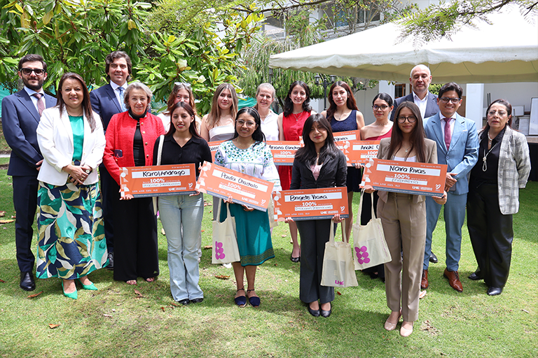 Entrega becas Ana Universidad Hemisferios Uhe Y Lavinia Valbonesi Entregó Becas a Sobrevivientes De Violencia