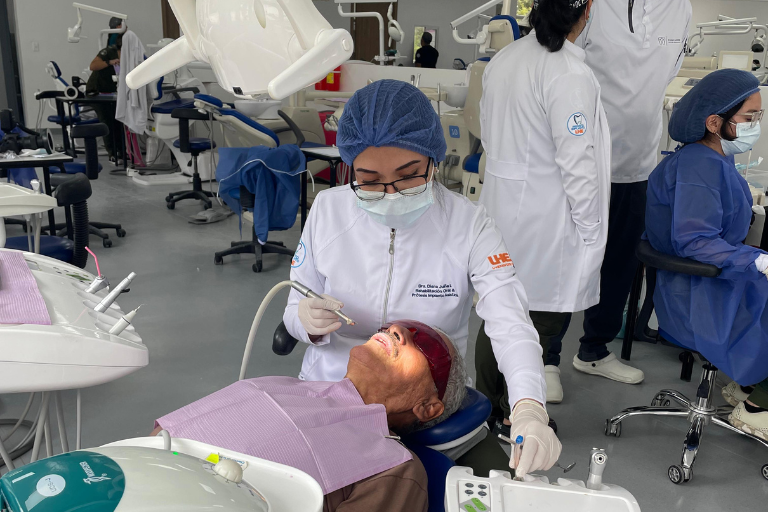 Salud oral para adultos mayores de Cosanga 