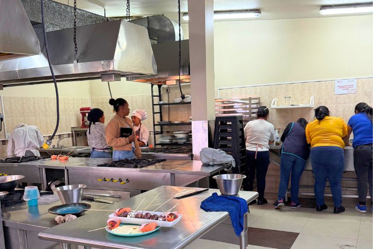 2 Universidad Hemisferios Escuela De Gastronomía Uhe Formó a Mujeres En Panificación Y Servicio Al Cliente