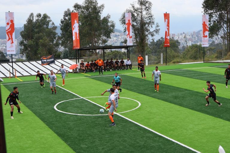 3 Universidad Hemisferios Uhe Inauguró La Nueva Cancha De Fútbol 7 En Su Campus Ecológico