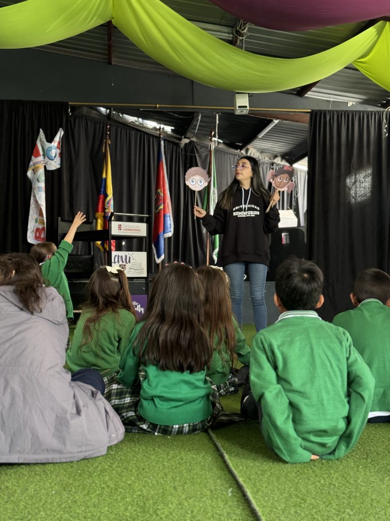 IMG_7035  Universidad Hemisferios Bibliowolfy Visitó La Escuela Árbol De Vida Con Cuentos Y Juegos