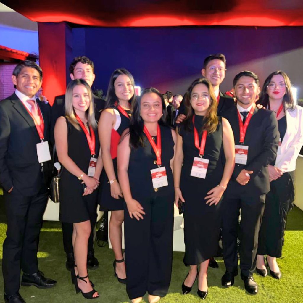 Estudiantes UHE dentro del top 10 de oradores del Moot de Arbitraje en Lima 2025