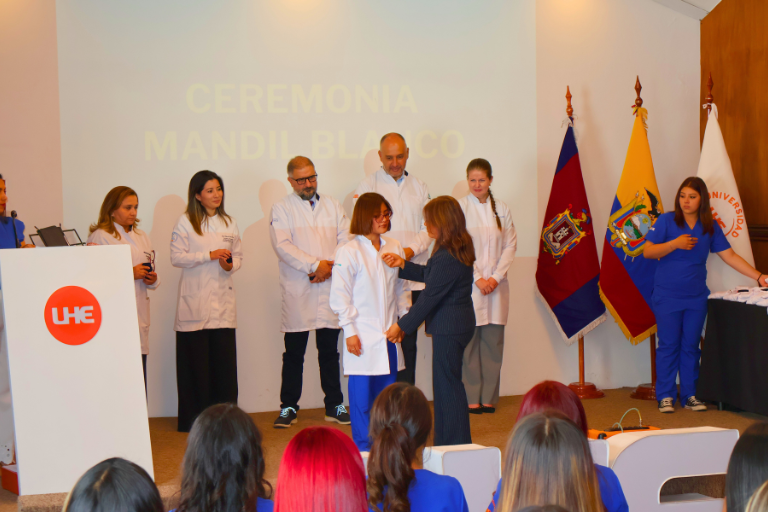 Mandil blanco Universidad Hemisferios Uhe Celebra La Ceremonia Del Mandil Blanco En Honor a Los Estudiantes De Odontología