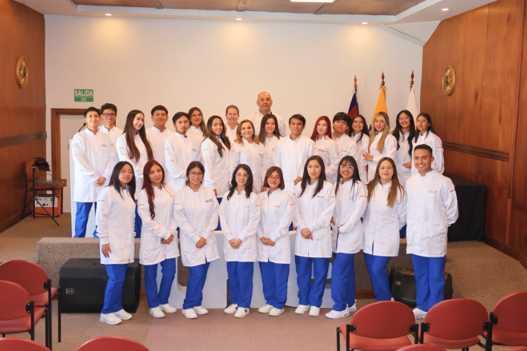 Mandil blanco Universidad Hemisferios Uhe Celebra La Ceremonia Del Mandil Blanco En Honor a Los Estudiantes De Odontología