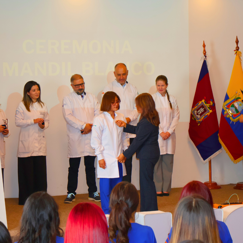 UHE celebra la Ceremonia del Mandil Blanco en honor a los estudiantes de Odontología 