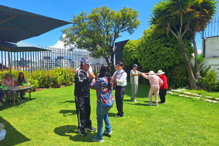 Un Gesto Que Inspira Uhe Comparte Una Jornada Especial Con Adultos Mayores