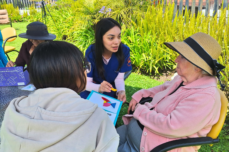 Un Gesto Que Inspira Uhe Comparte Una Jornada Especial Con Adultos Mayores