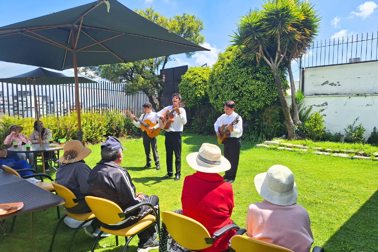 Un Gesto Que Inspira Uhe Comparte Una Jornada Especial Con Adultos Mayores