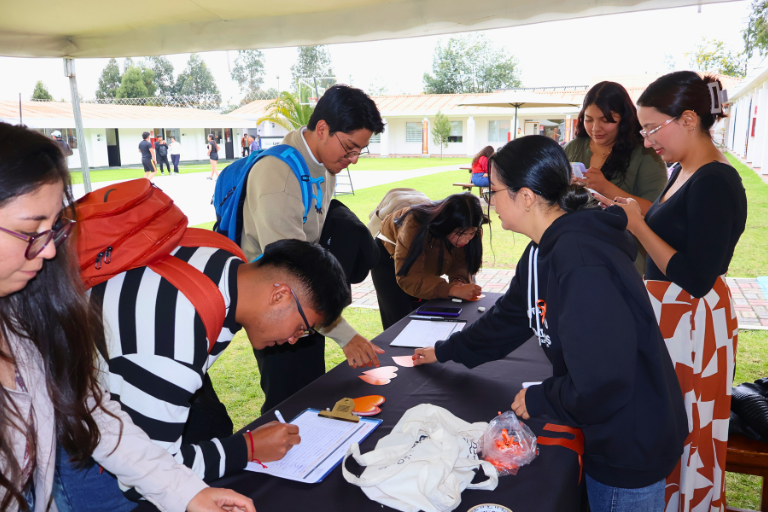 La Uhe Conmemoró El Día Internacional De La No Violencia Contra La Mujer Con Un Mural Participativo