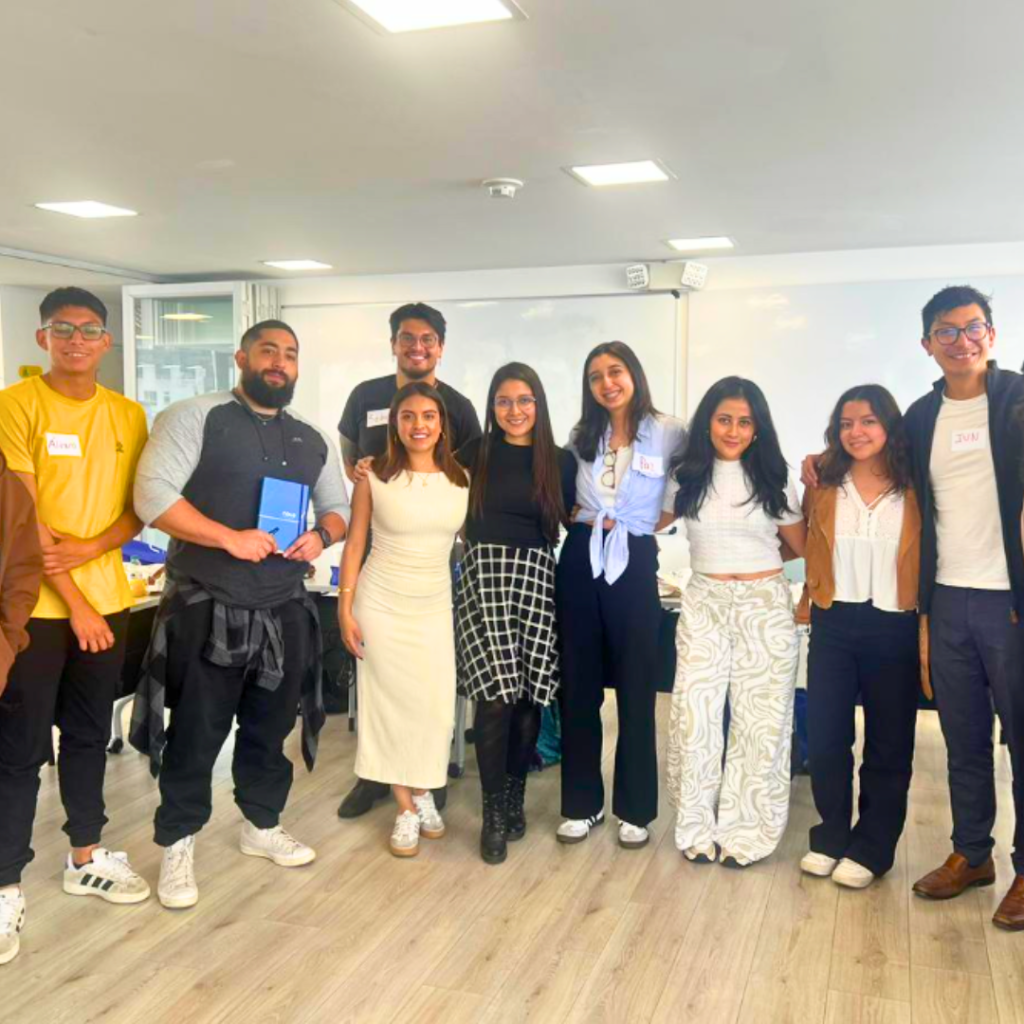 Estudiantes de Comunicación fortalecen competencias digitales durante visita académica a Nova Seguros