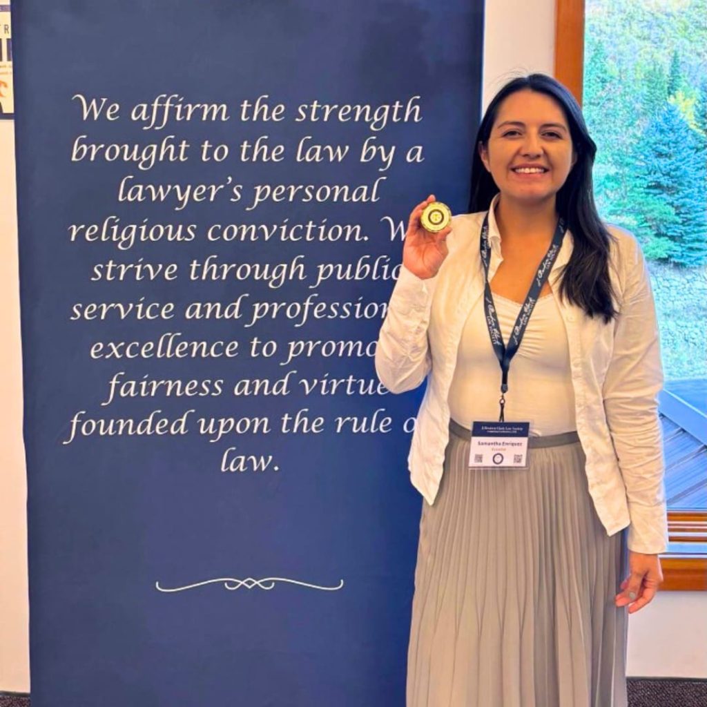 El servicio como esencia del Derecho: la vocación profesional de Samantha Enríquez 