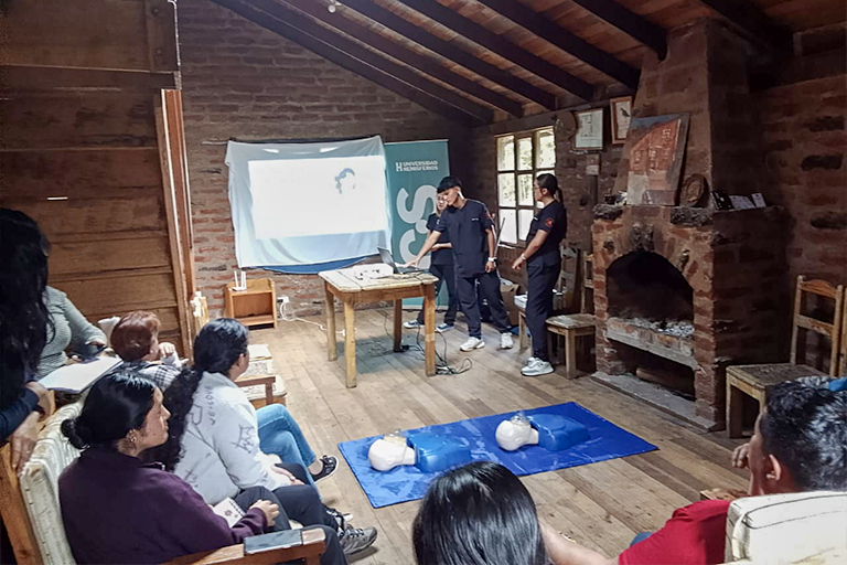 Estudiantes de Enfermería de la UHemisferios capacitan en prevención de salud en Yunguilla