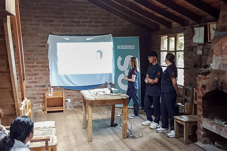 Estudiantes de Enfermería de la UHemisferios capacitan en prevención de salud en Yunguilla