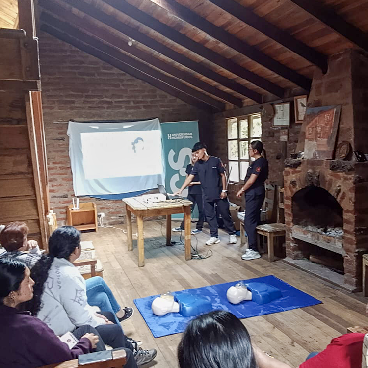 Estudiantes de Enfermería de la UHemisferios capacitan en prevención de salud en Yunguilla