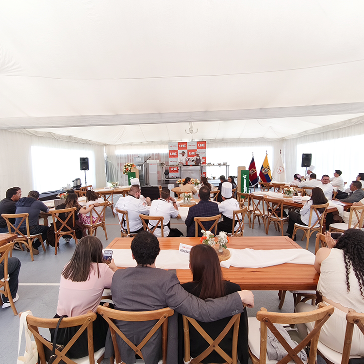 Universidad Hemisferios da la bienvenida al chef Henry Richardson como embajador de Gastronomía